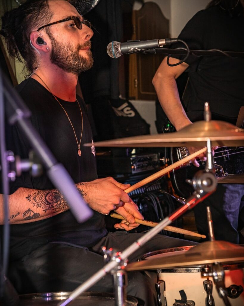 Enjoy daily live music & Dj sets, at la taverne meribel.
