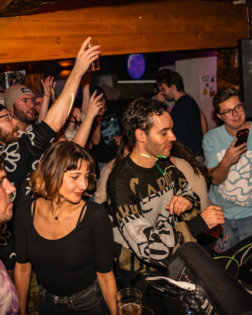 packed dancefloor at la taverne Meribel, for the monday night weekly 'tiny stage concerts. Dj sets & Live music