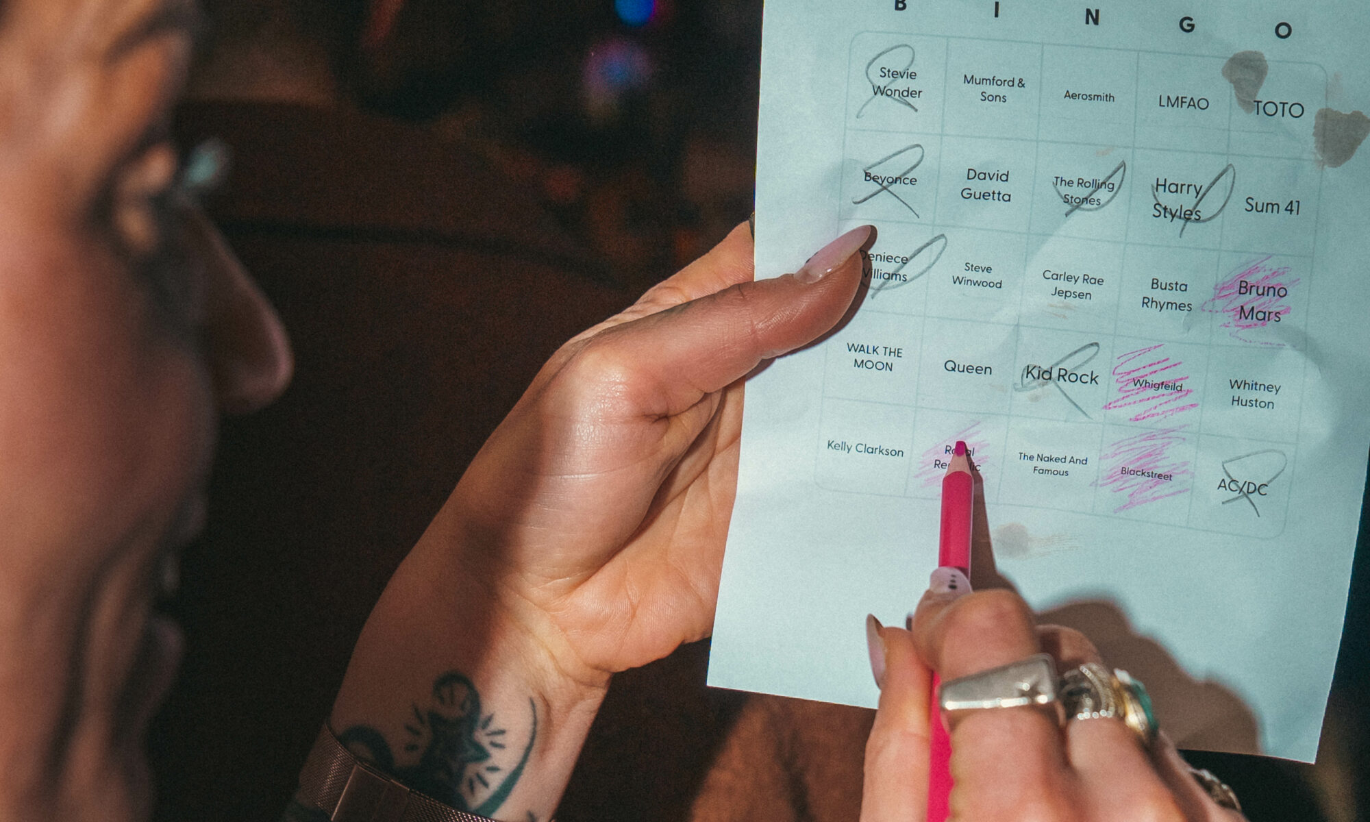 Quiz time at La Taverne. Locals & tourists play the after ski rock n roll bingo, Mondays at La Taverne Bar Méribel